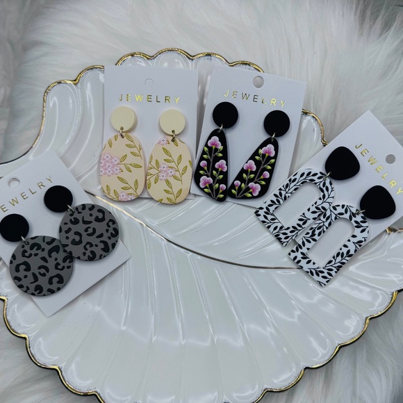 Set of Four Stylish Fashion Earrings, floral prints & leopard print - Picture 4 of 4